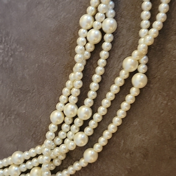 Simply VERA Cream Pearl Layered Audrey Hepburn Bridal Castlecore Necklace - Picture 6 of 9